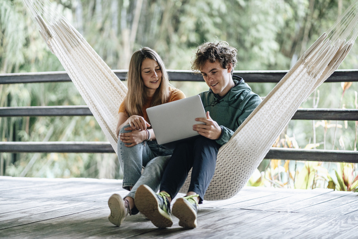 Master Time Management:  10 Pro Tips for Digital Nomads